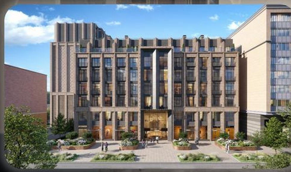 Визуализация: фасад клубного дома с вертикальными ризалитами, сквер с цветниками и люди у входа